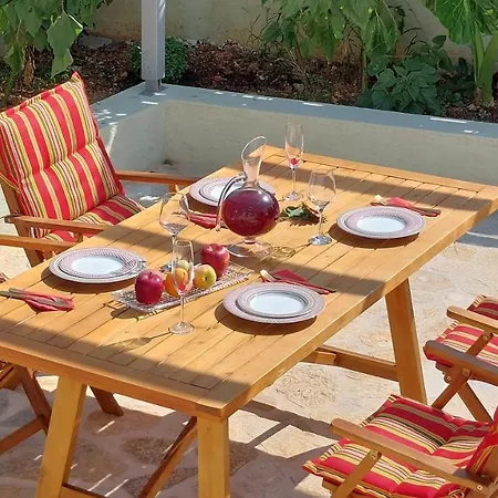 Nios Luxury House & Сasa de vacaciones