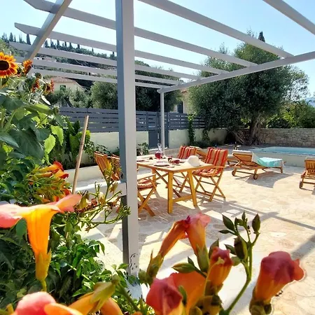 Nios Luxury House & *