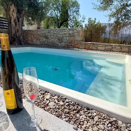 Nios Luxury House & *