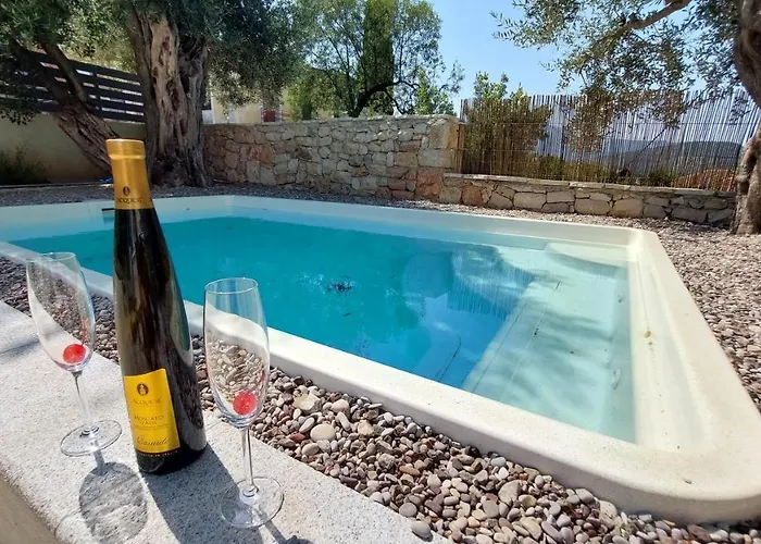 Nios Luxury House & *